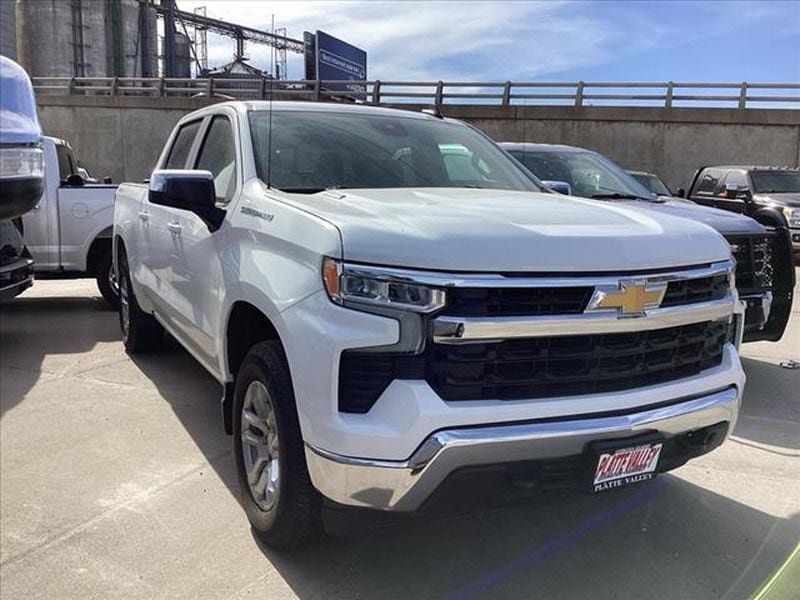 Used 2023 Chevrolet Silverado 1500 LT w/ Leather Package AWD/4WD image 3