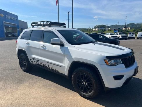 Used 2018 Jeep Grand Cherokee Laredo AWD/4WD image 7