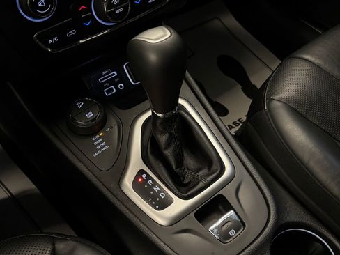 Used 2016 Jeep Cherokee Overland AWD/4WD image 17