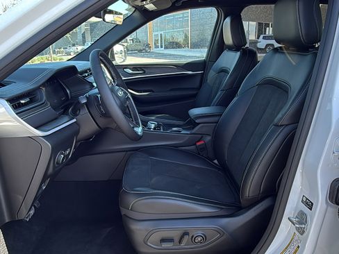 New 2026 Jeep Grand Cherokee Altitude AWD/4WD image 9