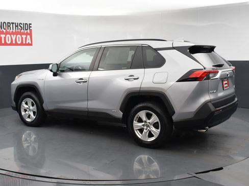 Used 2021 Toyota RAV4 XLE w/ Convenience Package AWD/4WD image 2
