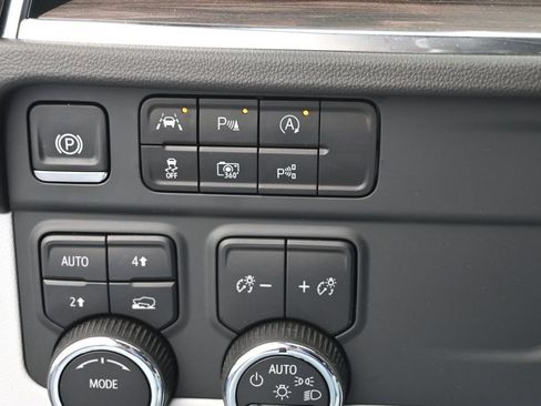 Used 2025 Chevrolet Tahoe Premier AWD/4WD image 35