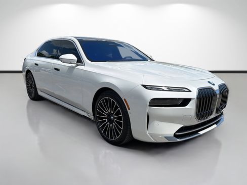 Used 2025 BMW i7 eDrive50 w/ Premium Package RWD image 1