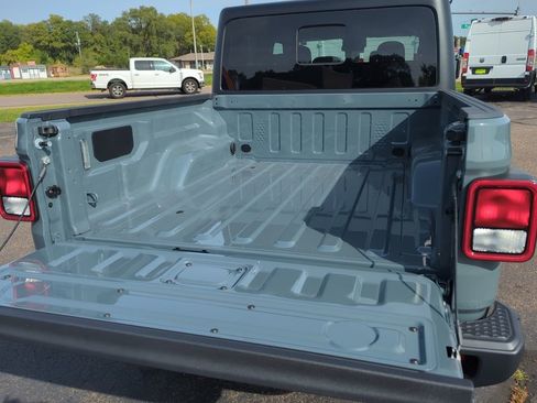 New 2025 Jeep Gladiator Sport image 9