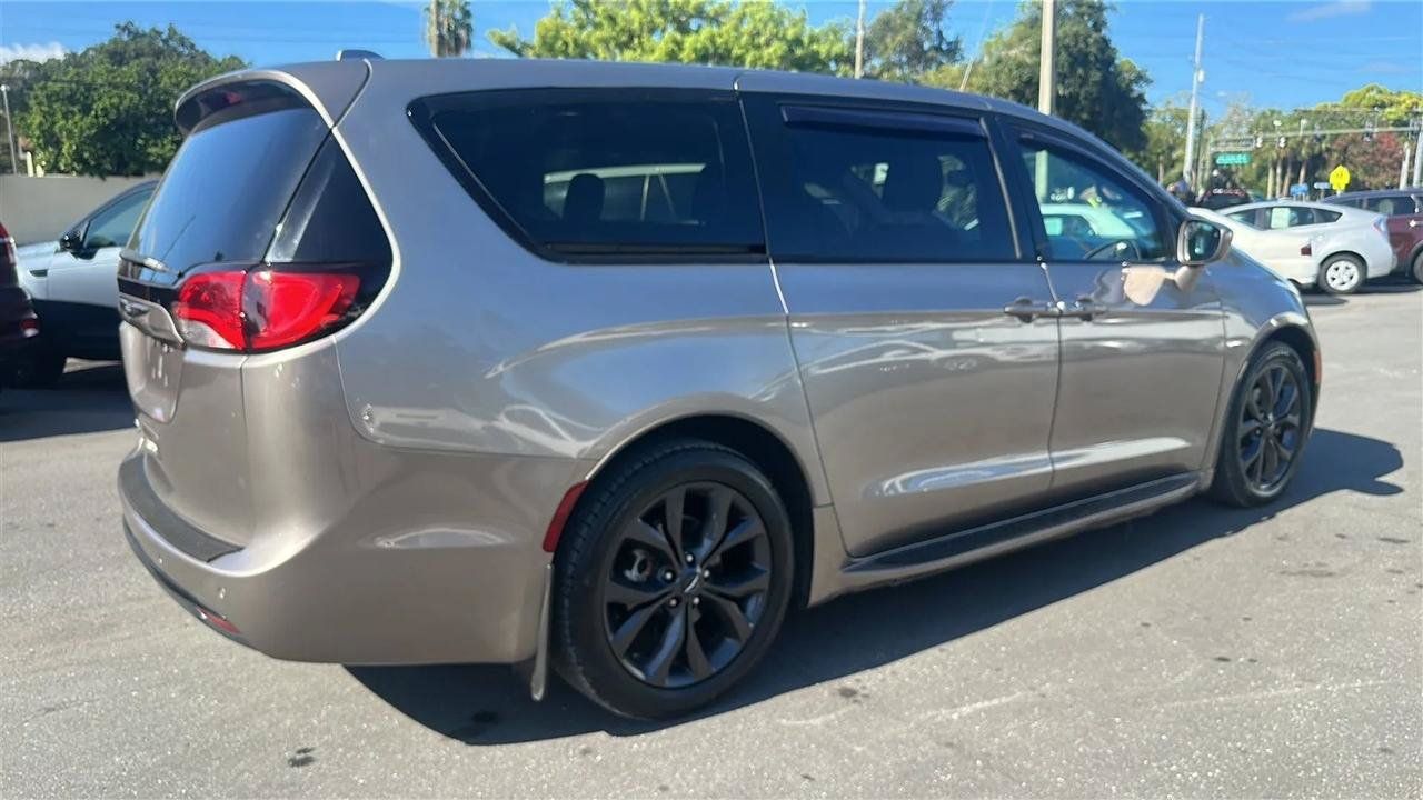 Used 2018 Chrysler Pacifica Touring Plus w/ S Appearance Package FWD image 10