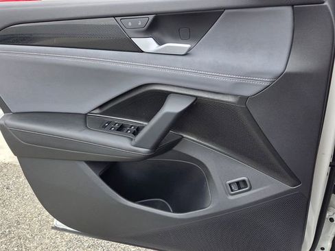 Used 2025 Volkswagen Tiguan SE image 28