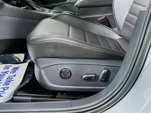 Used 2024 Volkswagen Jetta SE image 18