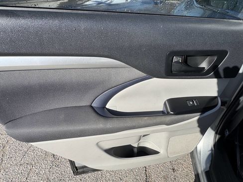 Used 2019 Toyota Highlander AWD V6 image 12