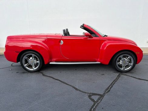 Used 2004 Chevrolet SSR w/ Preferred Equipment Group RWD image 4