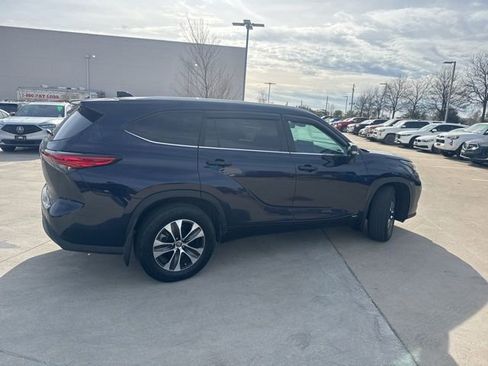 Used 2023 Toyota Highlander XLE image 3