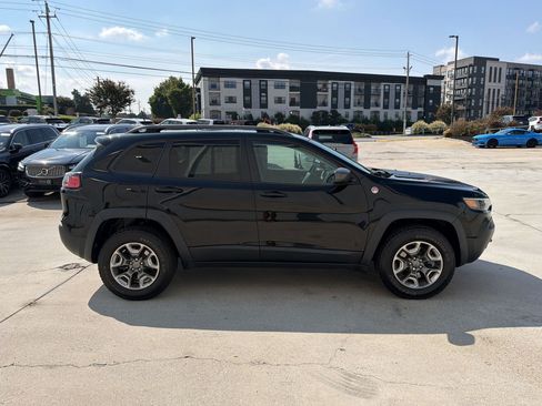 Used 2019 Jeep Cherokee Trailhawk w/ Comfort/Convenience Group AWD/4WD image 8