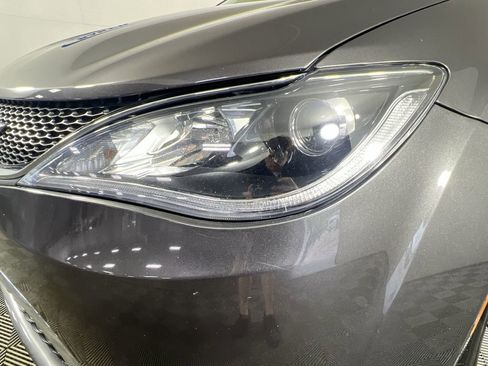 Used 2018 Chrysler Pacifica Touring-L w/ Premium Audio Group FWD image 35