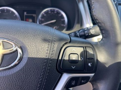 Used 2019 Toyota Highlander XLE FWD image 19