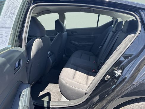 Used 2025 Nissan Altima 2.5 SV FWD image 14