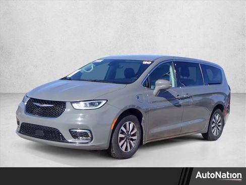Used 2022 Chrysler Pacifica Touring-L image 1