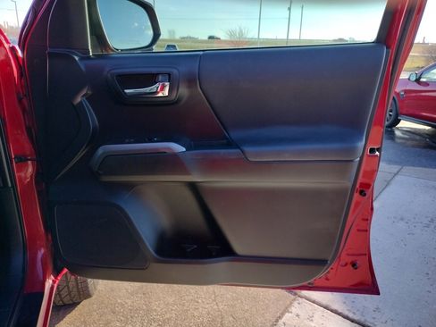 Used 2016 Toyota Tacoma SR image 17