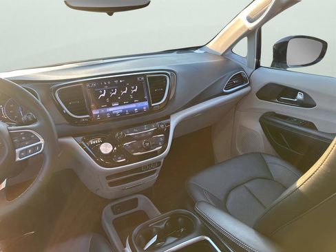 Certified 2024 Chrysler Pacifica Touring-L image 21