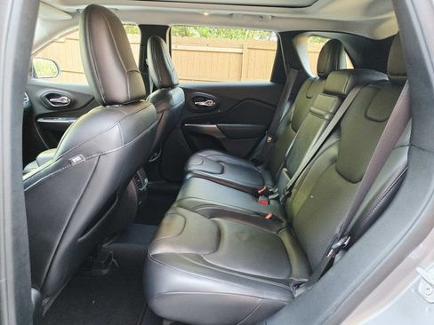Used 2019 Jeep Cherokee Limited w/ Luxury Group AWD/4WD image 12