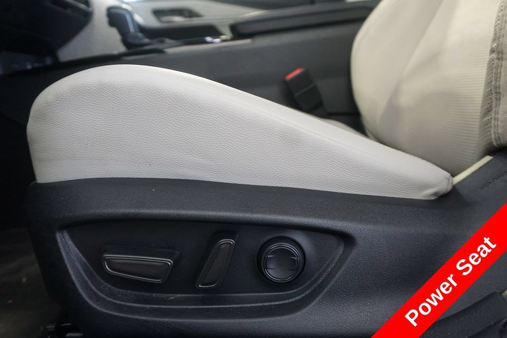 Used 2025 Toyota Camry XLE AWD/4WD image 6