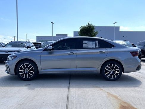 New 2025 Volkswagen Jetta SE image 4