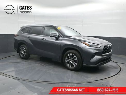 Used 2024 Toyota Highlander XLE AWD/4WD image 4