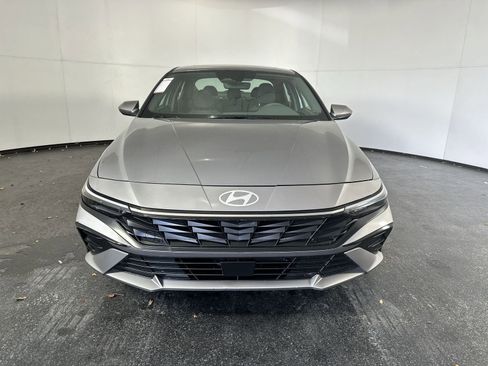 Used 2025 Hyundai Elantra SEL FWD image 3