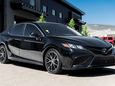 Used 2022 Toyota Camry SE w/ Convenience Package FWD image 1