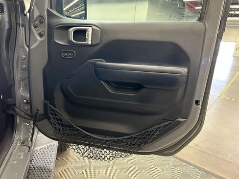 Used 2019 Jeep Wrangler Sport AWD/4WD image 16