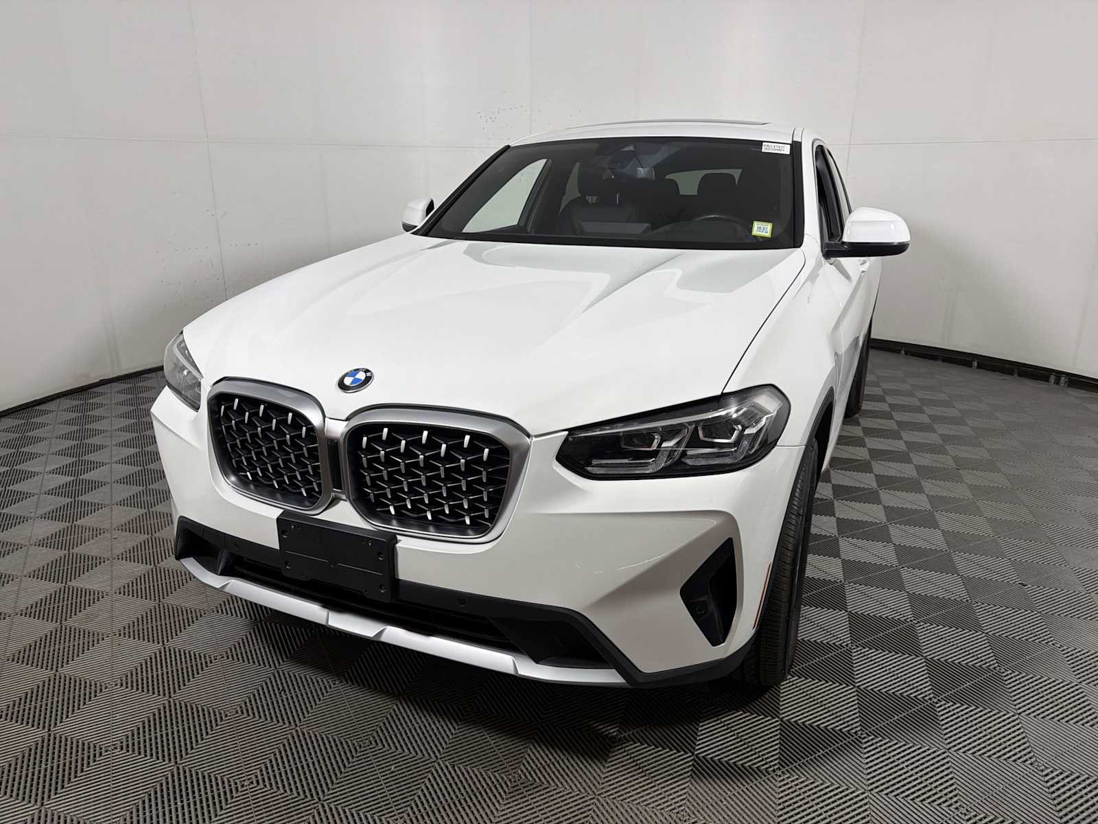 Used 2024 BMW X4 xDrive30i AWD/4WD image 3