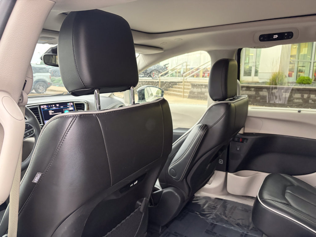 Used 2024 Chrysler Pacifica Limited FWD image 12