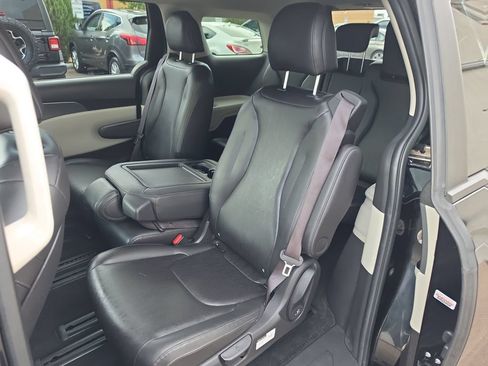 Used 2022 Kia Carnival LX FWD image 23