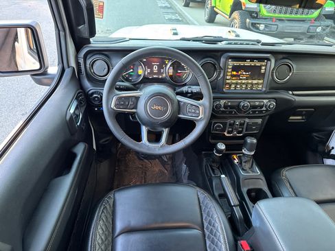Used 2023 Jeep Wrangler Unlimited Sahara image 16