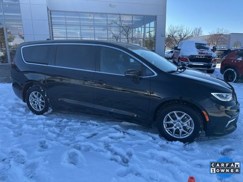 Used 2025 Chrysler Pacifica Select image 40