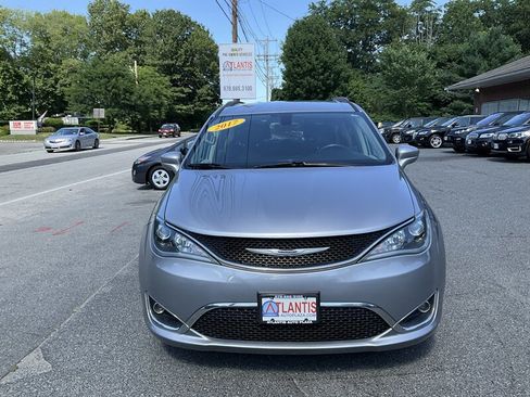 Used 2017 Chrysler Pacifica Touring-L FWD image 2