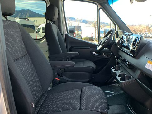 Used 2022 Mercedes-Benz Sprinter 2500 image 21