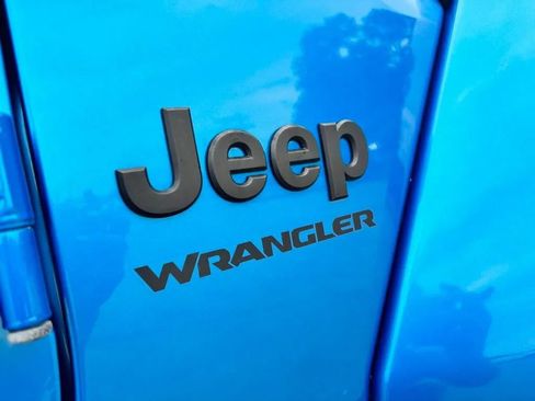 Used 2023 Jeep Wrangler Unlimited Sahara AWD/4WD image 9