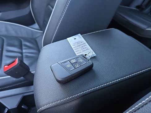 Used 2024 Volkswagen Tiguan SEL R-Line image 30