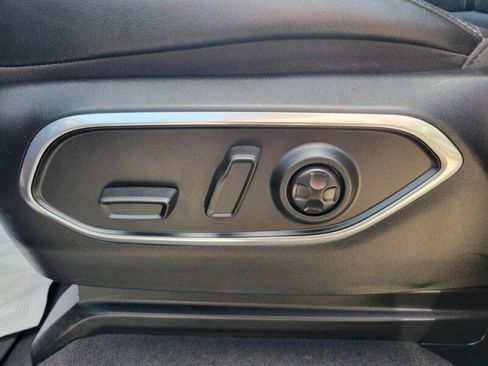 Used 2024 Jeep Wagoneer L Series II RWD image 8