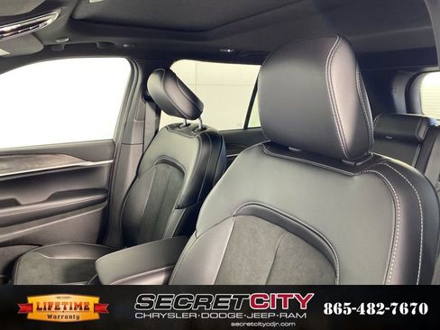 New 2026 Jeep Grand Cherokee Altitude image 10