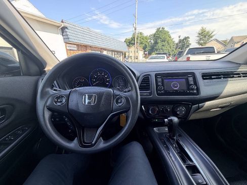 Used 2019 Honda HR-V LX image 3