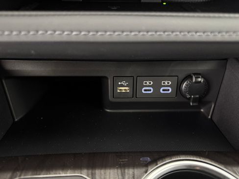 New 2026 Toyota Highlander Platinum AWD/4WD image 3