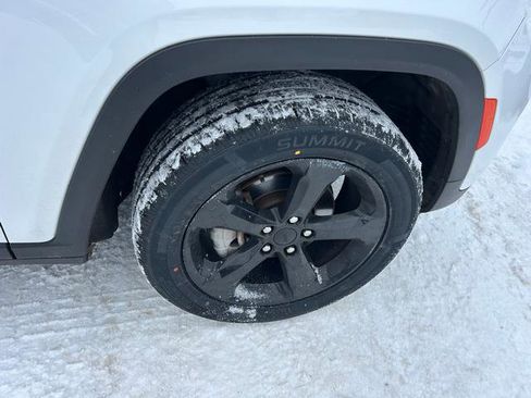 Used 2023 Jeep Grand Cherokee Limited w/ Black Appearance Package image 24