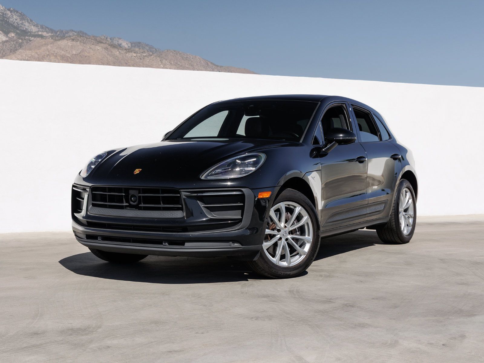 Used 2023 Porsche Macan AWD/4WD image 1