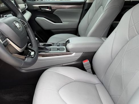 Used 2025 Toyota Highlander Platinum AWD/4WD image 13