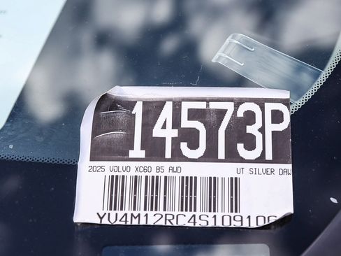 Used 2025 Volvo XC60 B5 Plus image 28