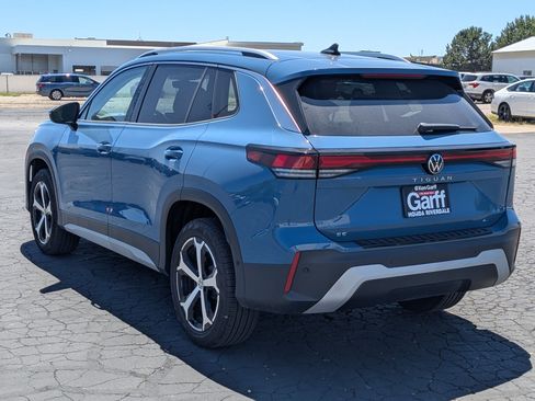Used 2025 Volkswagen Tiguan SE AWD/4WD image 8