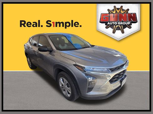Used 2025 Chevrolet Trax LS FWD image 1