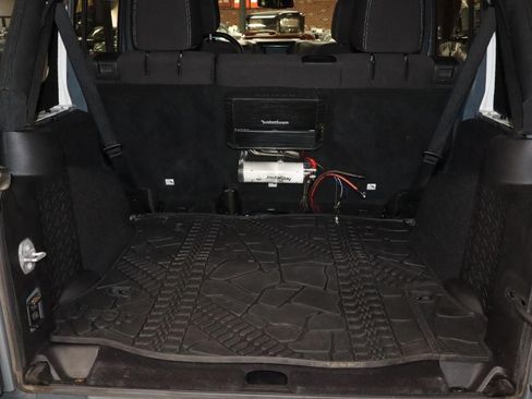 Used 2015 Jeep Wrangler Unlimited Sahara w/ Connectivity Group AWD/4WD image 23
