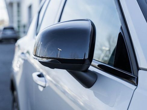 Certified 2025 Volvo XC40 B5 Ultra w/ Climate Package image 15