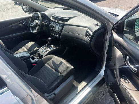 Used 2017 Nissan Rogue SV AWD/4WD image 13